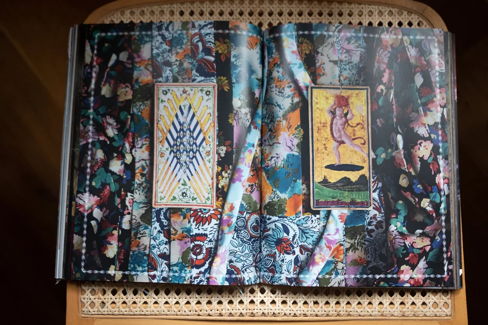 宝剑十（左） 太阳（右）