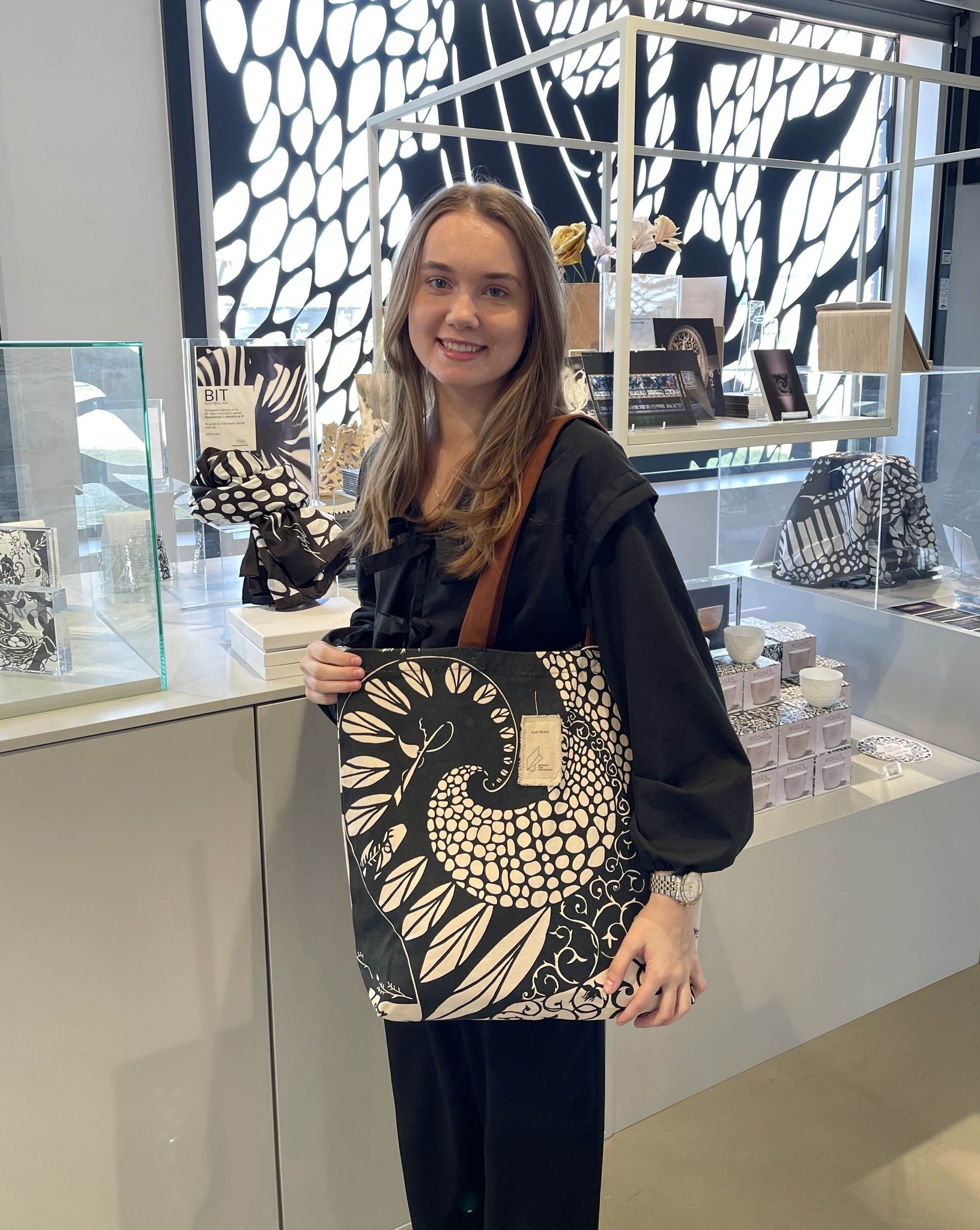NETOP ANKOMMET I BUTIKKEN 🧡

Bes&oslash;g butikken og bliv en af de f&oslash;rste til at eje 'Altid Frejdig' Shopping bag &amp; clutch

Designet er et udsnit af Bit Vejles psaligrafiske v&aelig;rk, som er en fortolkning af sangen 'Altid Frejdig'.
Te