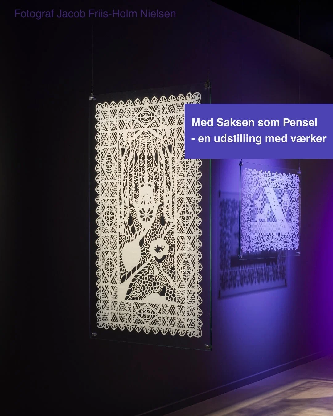 EN MAGISK PAPIRUDSTILLING🤍✂️

P&aring; Museum for Papirkunst er vi stolte af vores kerneudstilling Med Saksen som Pensel. Her er de imponerende og detaljerige v&aelig;rker af den internationalt anerkendte kunstner og psaligraf Bit Vejle udstillet🫶?