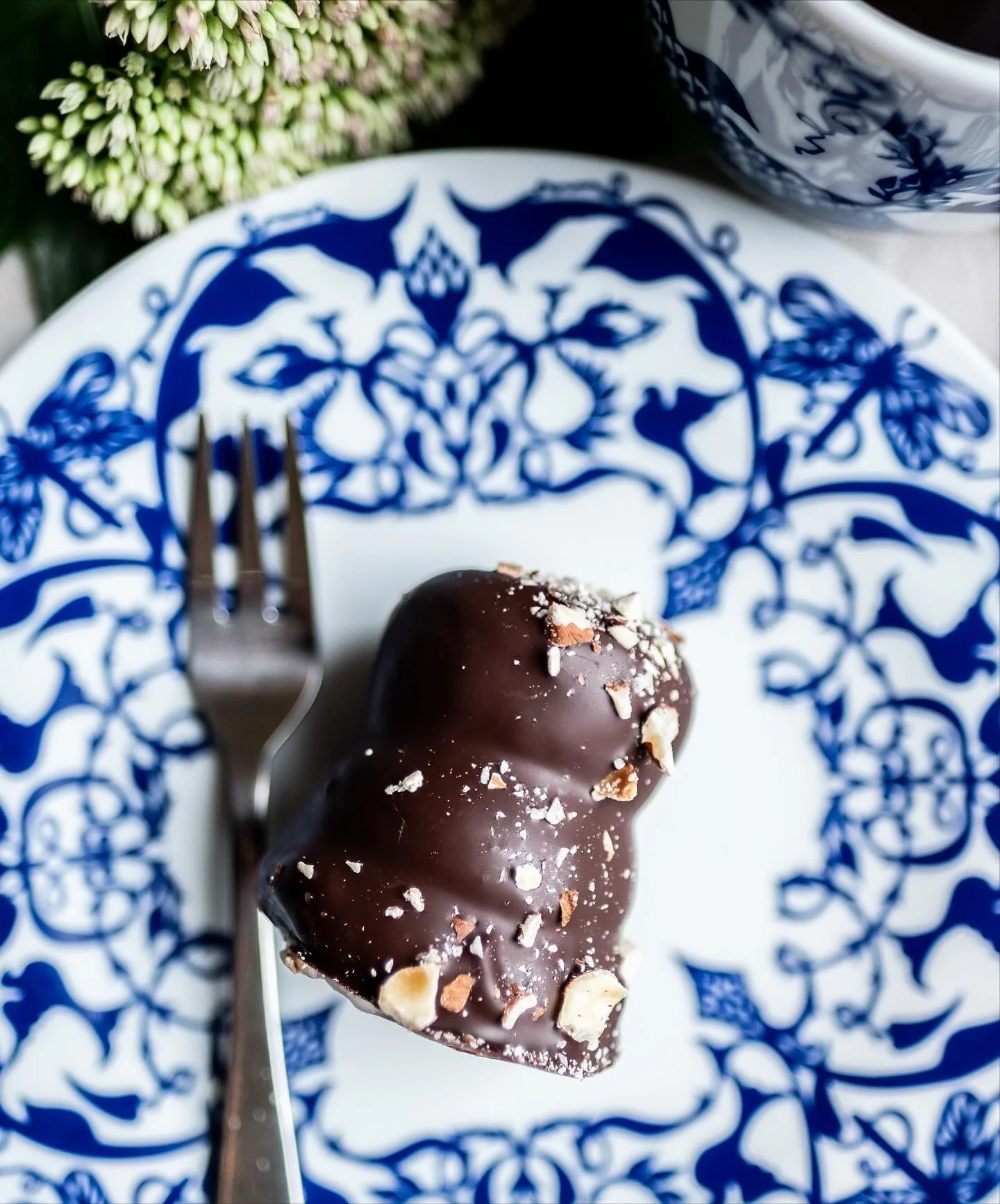 EN ROLIG STUND☕️

Midt i papirets univers finder du vores hyggelige caf&eacute;. Her kan du tage en pause og bearbejde de mange indtryk fra udstillingerne p&aring; Museum for Papirkunst☁️

Vi serverer friskbrygget kaffe og the, l&aelig;kre t&aelig;rt