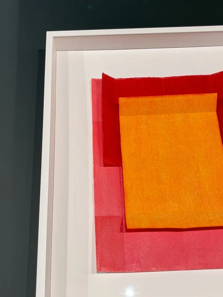 Farve, lys og taktilitet🖐🏼

Materiale er noget kunstner og designer Margrethe Odgaard g&aring;r meget op i. I udstillingen p&aring; Museum for Papirkunst, Pansies, er det f&oslash;rste gang Odgaard arbejder med papir - et materiale hun er begejstre