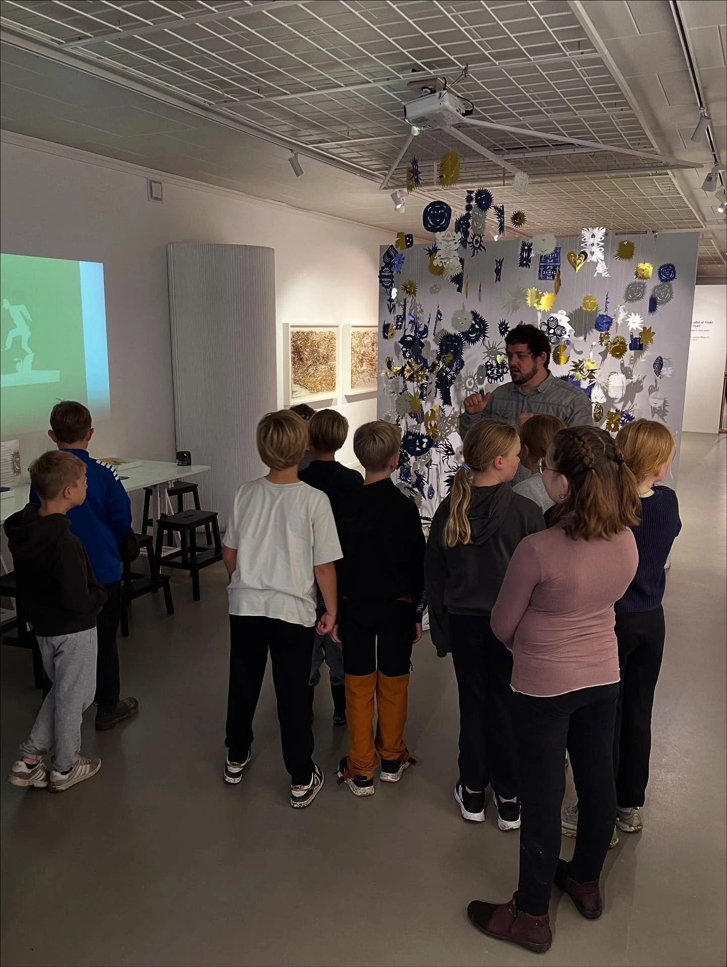 4. klasse m&oslash;der H.C. Andersen
 
I g&aring;r gav Museum for Papirkunsts kulturformidler, Jacob, det f&oslash;rste undervisningsforl&oslash;b i H.C. Andersens liv og virke i anledning af, at vi i 2025 og 2026 markerer 150-&aring;ret for Andersen
