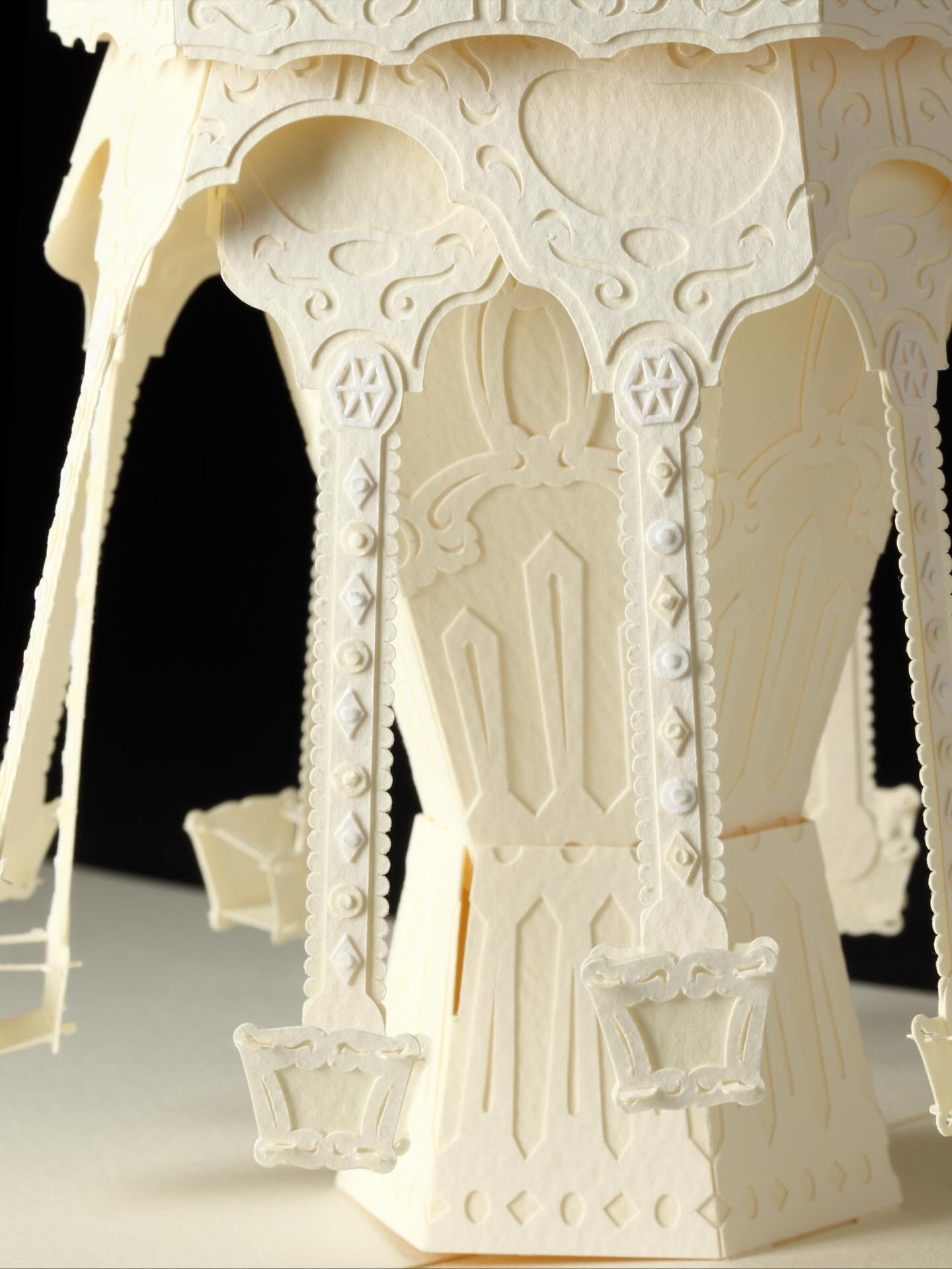 Den japanske kunstner Hiroko Momoi har med sin papirkunst foldet og sk&aring;ret sig ind i b&aring;de vores og g&aelig;sternes hjerter❤️&nbsp;
V&aelig;rkerne, med deres finurlige detaljer og pop-up effekt, fanger vores nysgerrighed idet vi rejser ind