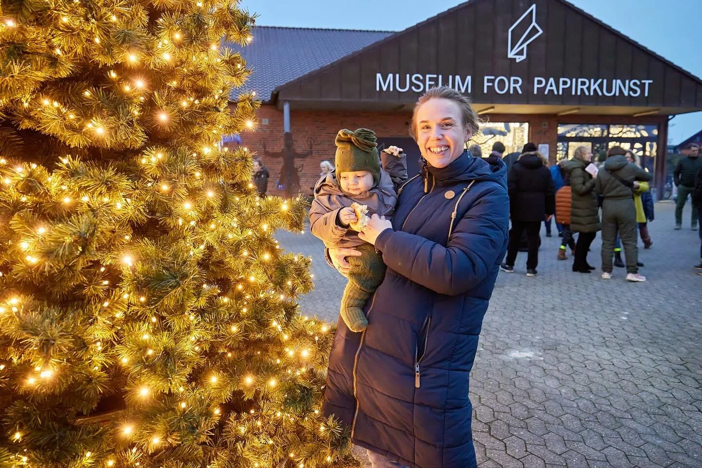 Juletr&aelig;st&aelig;nding p&aring; Museum for Papirkunst s&oslash;ndag d. 30. November kl. 15:30-16:30

Traditionen tro t&aelig;nder vi, i samarbejde med Hune-Blokhus Borgerforening, juletr&aelig;et udenfor Museum for Papirkunst.
Der vil v&aelig;re
