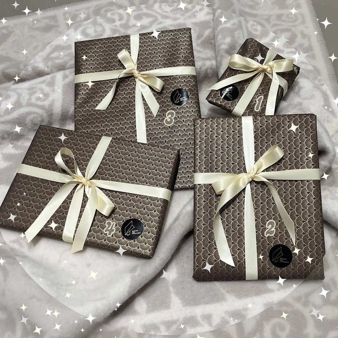 Fork&aelig;l dig selv eller &eacute;n du holder af med en kreativ og hyggelig adventskalender fra Museum for Papirkunst. Kalenderen overrasker med fire s&aelig;rligt udvalgte produkter, der indbyder til ro og fordybelse med papir. Vi s&oslash;rger fo