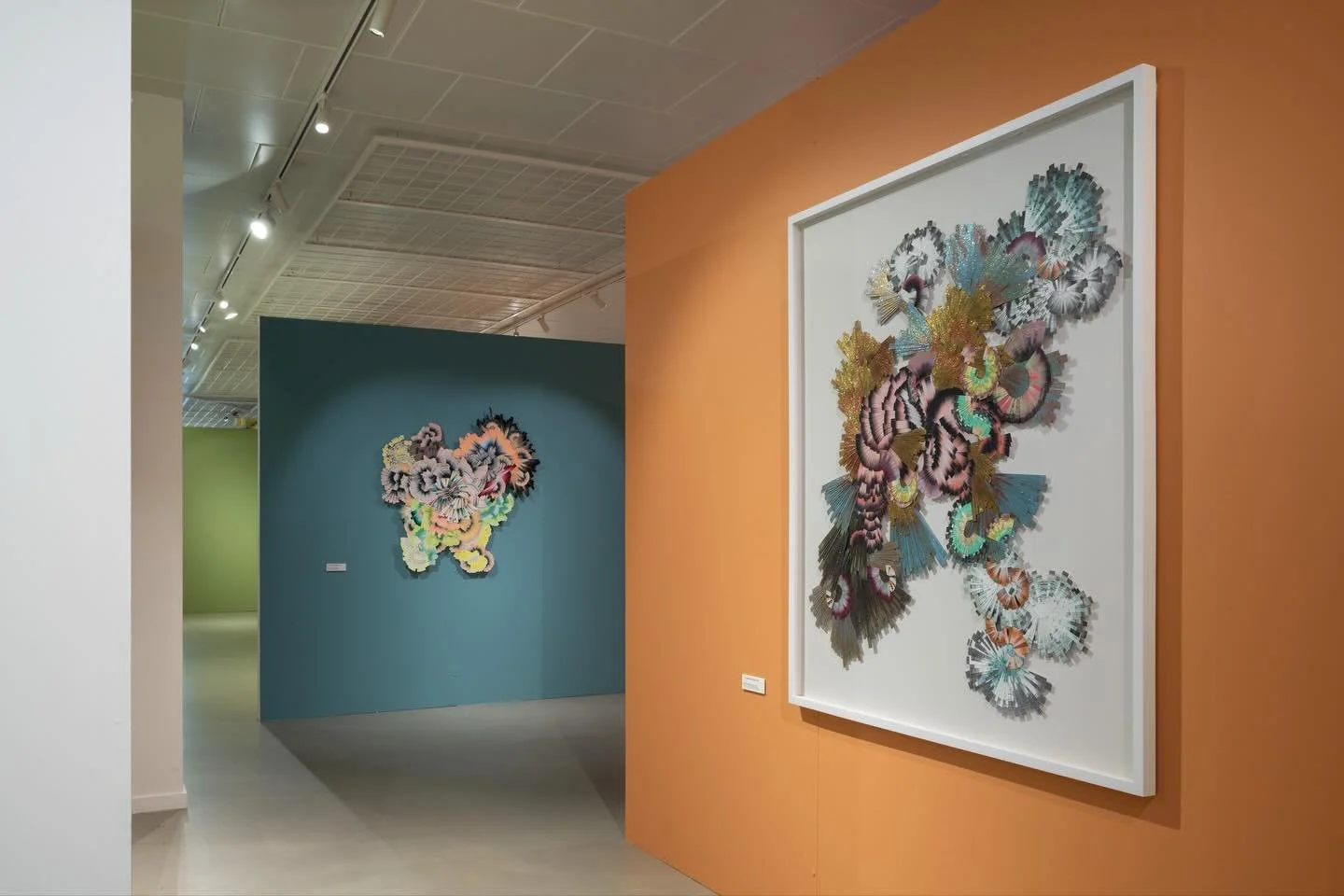 I den aktuelle udstilling Gensk&aelig;r arbejder den sydafrikanske kunstner Lyndi Sales med det, man ikke kan se med det blotte &oslash;je. Gennem sine studier i plantemedicin har Sales haft oplevelser, der ikke kan forklares af naturvidenskaben. Hun