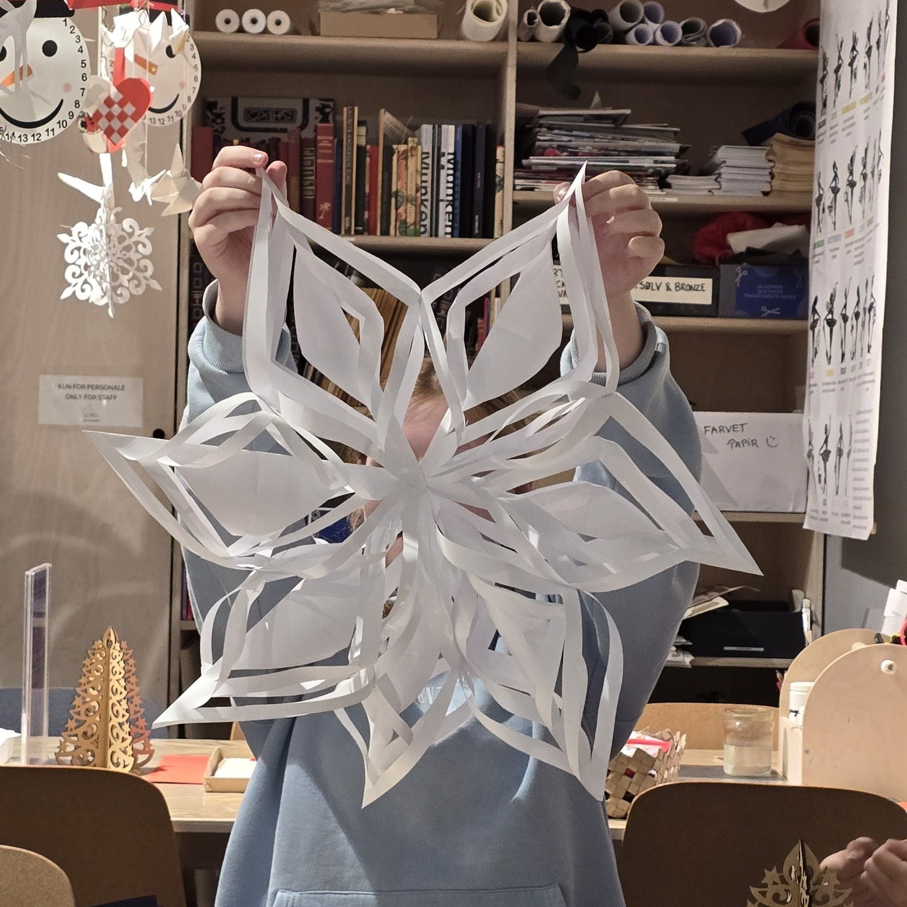 🎄H&Oslash;JT FRA TR&AElig;ETS GR&Oslash;NNE TOP 🎄

P&aring; en gr&aring;vejrsdag kom der alligevel lidt solskin, da blandt andre Ry&aring; Efterskole  lagde vejen forbi Museet for Papirkunst. 
💜Efter en tur rundt p&aring; museet gav eleverne sig i