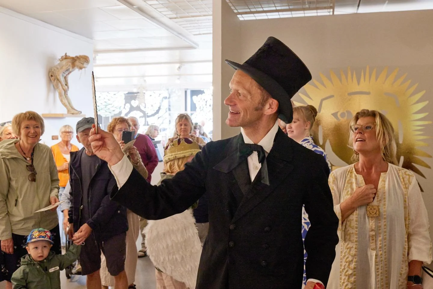 H.C. Andersens jul🎩

Eventyrforfatter og papirklipper H.C. Andersen holdt ogs&aring; af julen. I &aring;r fejrer vi at det er 220 &aring;r siden at H.C. Andersen blev f&oslash;dt og 150 &aring;r siden han d&oslash;de. Det var alts&aring; i 1800-tall