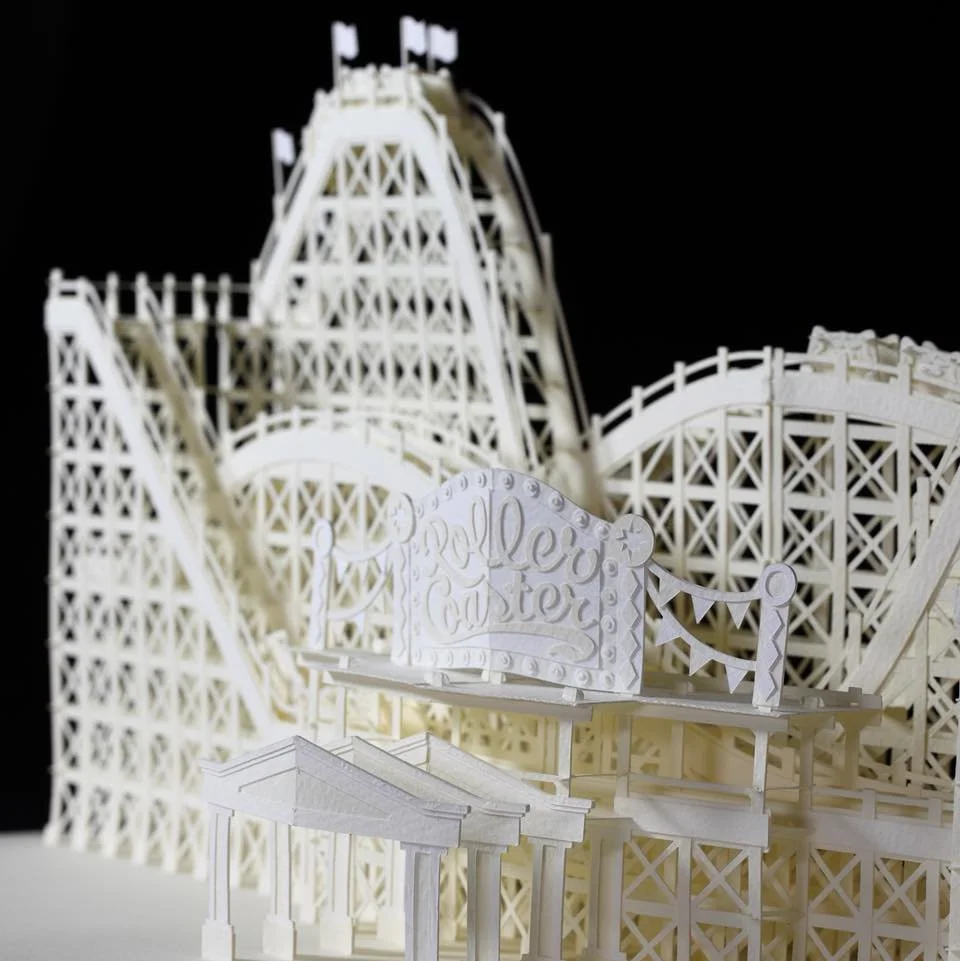 Forlystelsespark p&aring; et museum?🎡

Vinteren er en tid til indend&oslash;rs aktiviteter. Med Hiroko Momois udstilling &ldquo;At rejse er at leve&rdquo; kan du dr&oslash;mme dig v&aelig;k til en sommerdag i forlystelsespark. V&aelig;rkerne er impo