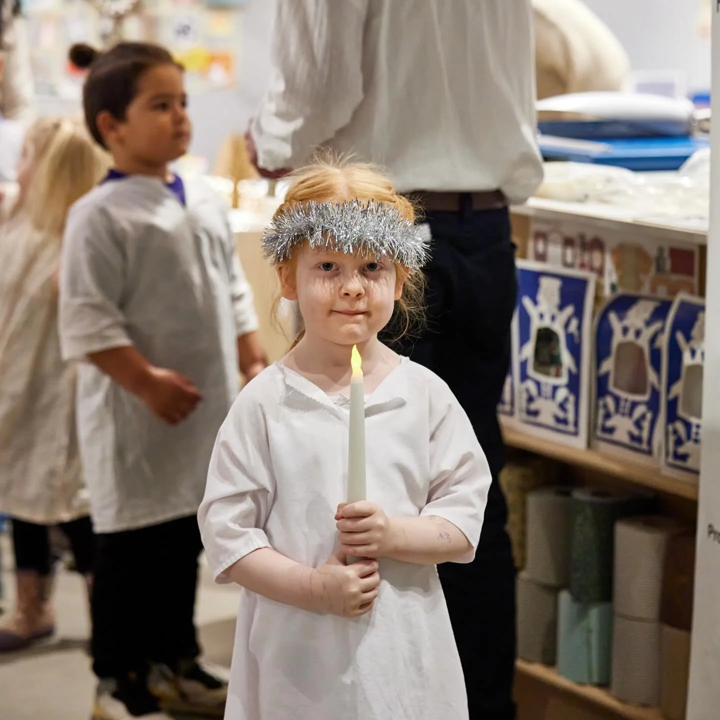 ✨LYS I M&Oslash;RKET &ndash; LUCIA P&Aring; MUSEUM FOR PAPIRKUNST✨

I g&aring;r forsvandt vinterm&oslash;rket som med et trylleslag, da Museum for Papirkunst tog forskud p&aring; Luciadag og museet blev fyldt med lys, varme og sang.
B&oslash;rn fra H