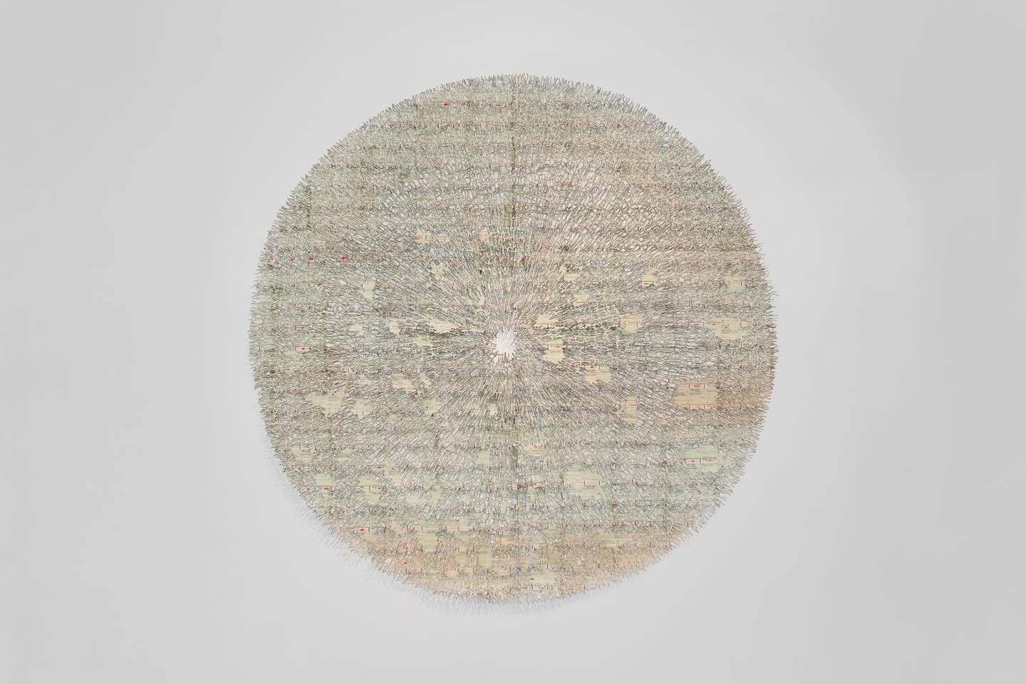 SHATTER✨

Inspirationen til Shatter kommer fra et meget personligt sted, idet Lyndi Sales lavede v&aelig;rket i en tid, hvor hun bearbejdede sin fars d&oslash;d. Han var ombord et fly, der styrtede ned i det Indiske Ocean og alle ombord p&aring; flye