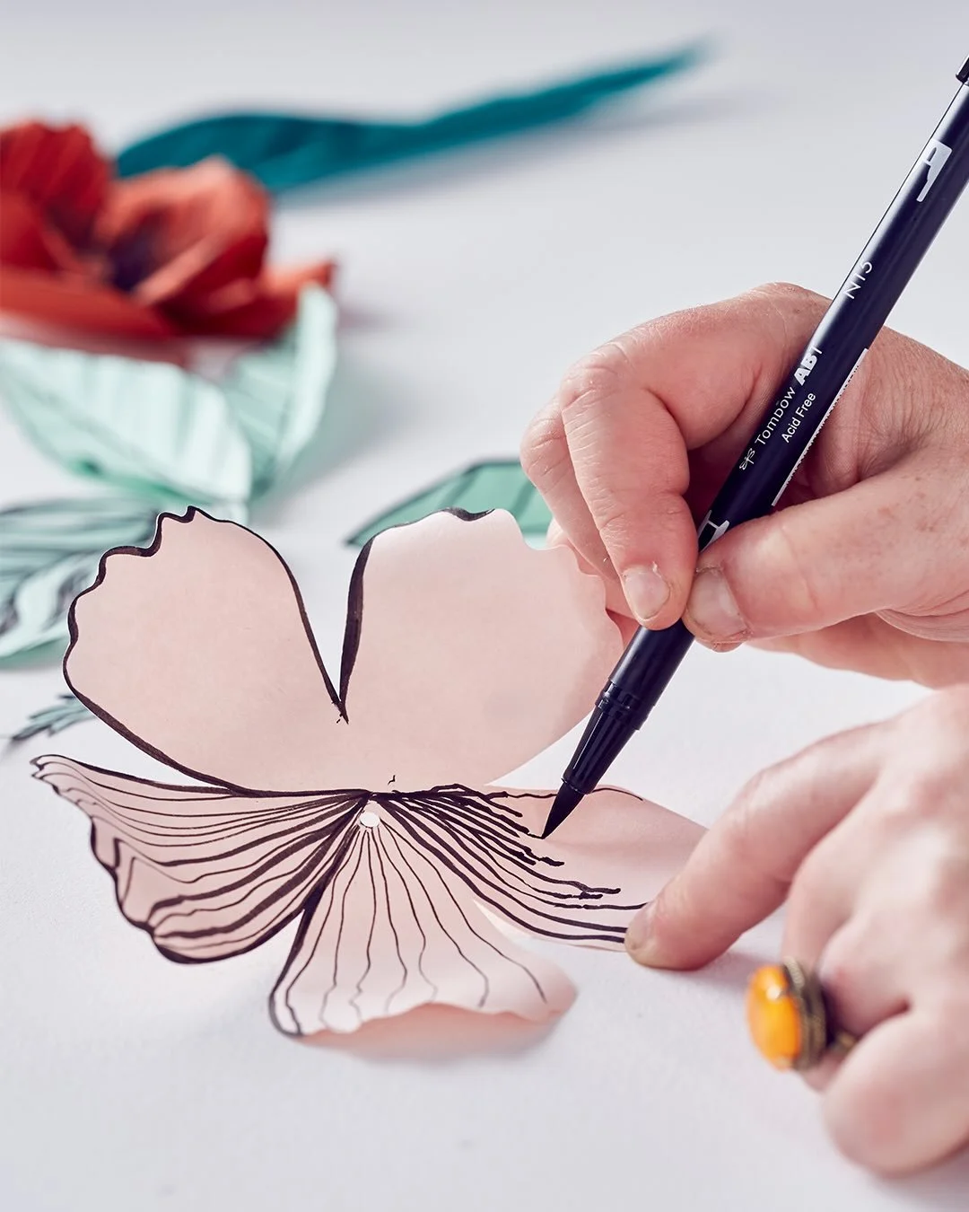 Workshop med kunstner Zoe Bradley

Den britiske kunstner og papirskulpt&oslash;r, Zoe Bradley, er ekspert i at forme og bearbejde papiret, s&aring; det n&aelig;sten bliver levende. Det kan du opleve i Museum for Papirkunsts kommende s&aelig;rudstilli