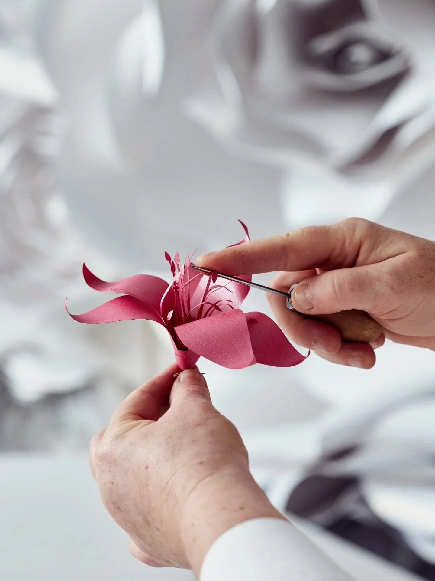 Du har stadig mulighed for at tilmelde dig den helt s&aelig;rlige workshop, som afholdes af kunstner Zoe Bradley i forbindelse med &aring;bningen af udstillingen Paper Couture. Det er en unik mulighed for at leve dig endnu mere ind i Zoe Bradleys fan