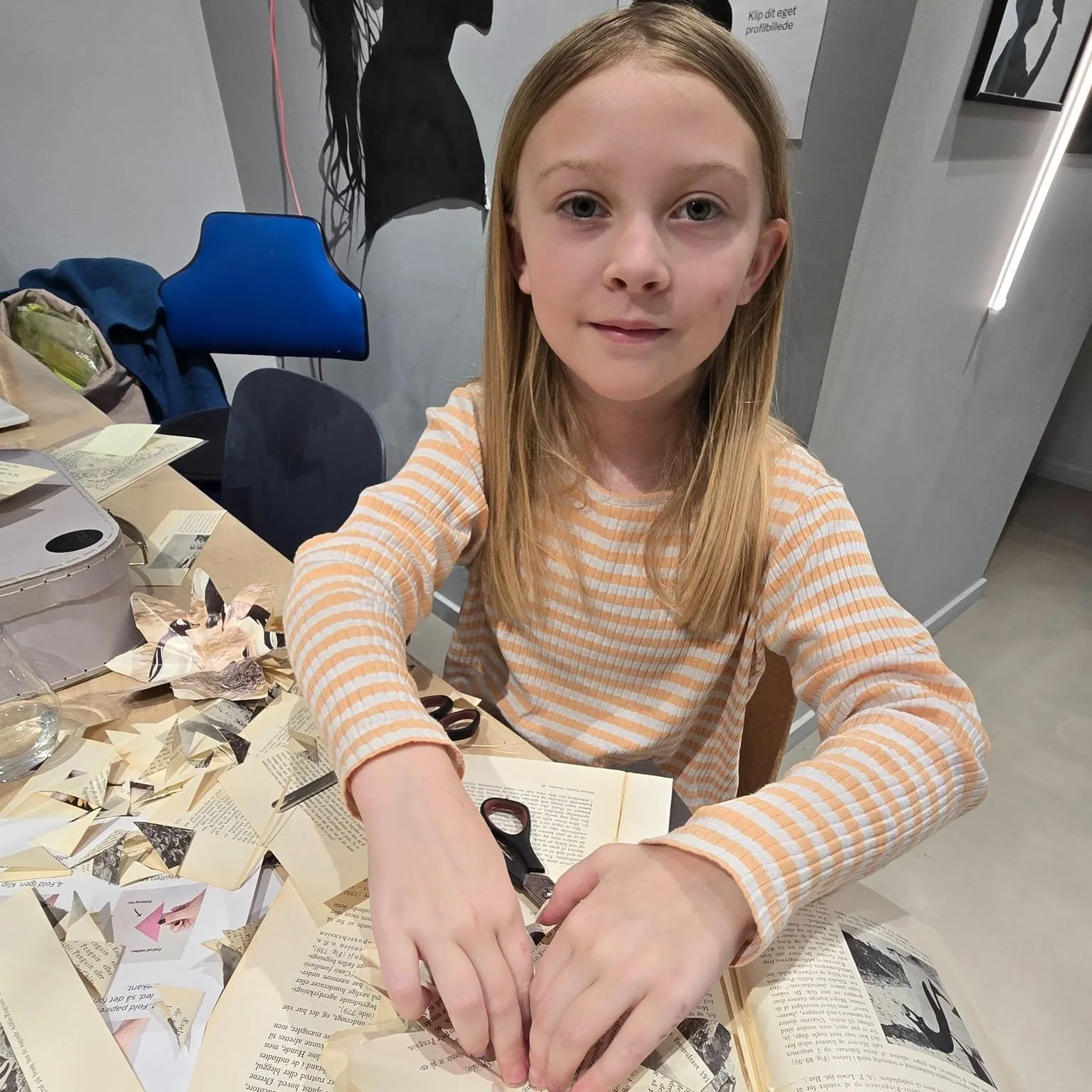 KREATIVITET HAR INGEN ALDER 🎨✨

I disse dage summer huset af liv, n&aring;r glade g&aelig;ster i alle aldre indtager vores papirv&aelig;rksted. Her m&oslash;des generationer over saks, lim og farverige id&eacute;er &ndash; og hyggen er helt i top!

