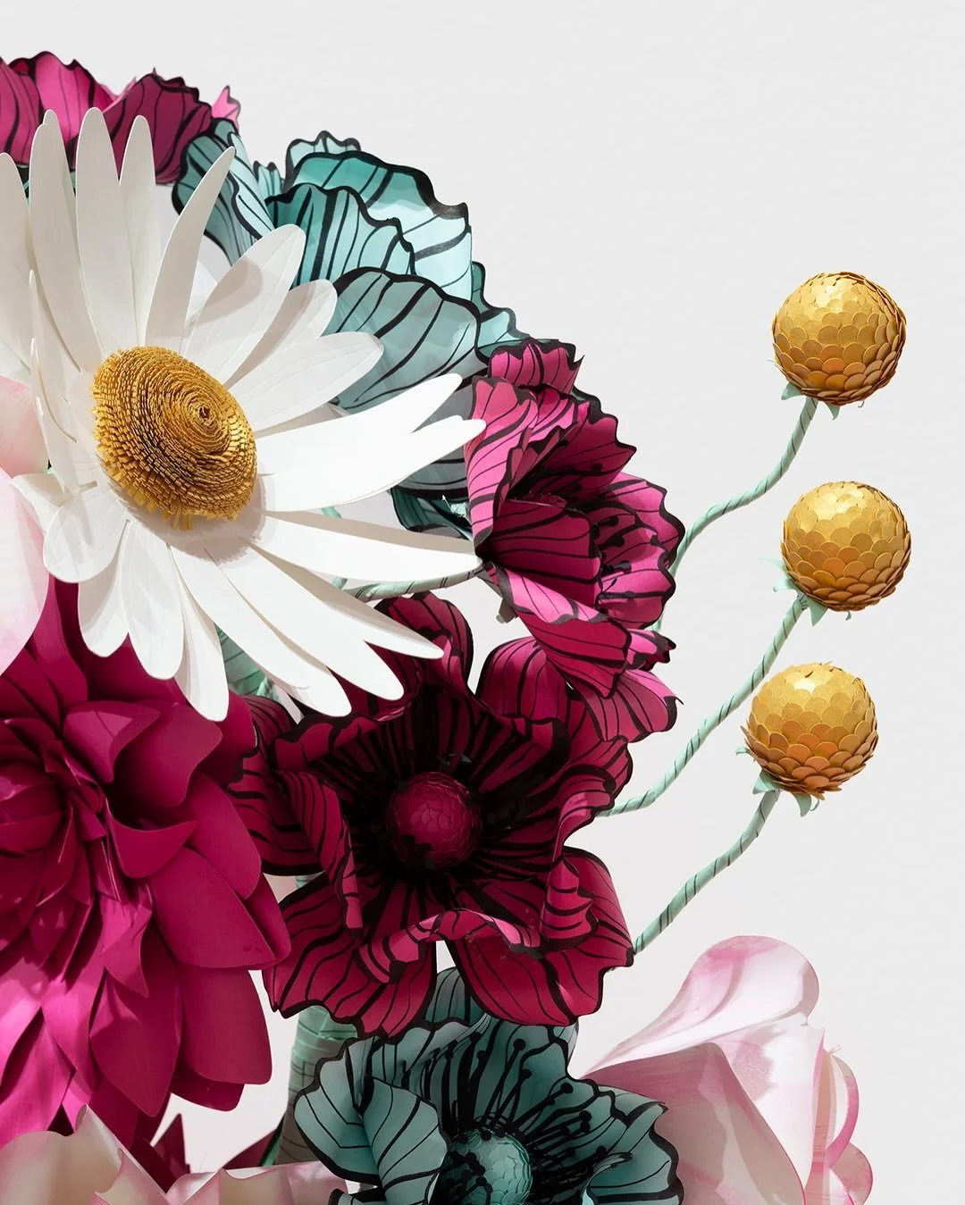 &rdquo;Blomster er et af naturens mest fascinerende og f&aelig;ngslende designs&rdquo; &ndash; citat Zoe Bradley.
&nbsp;
Blomster, blade og naturens geometri former den britiske kunstner og papirskulpt&oslash;r Zoe Bradleys kunstneriske sprog. Hendes