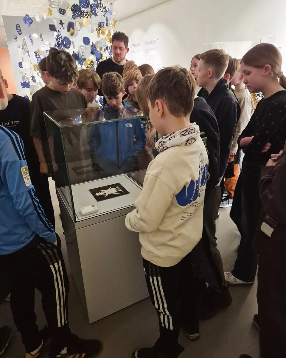 En uge med engagerede 4. klasser fra Aabybro Skole er nu g&aring;et, og vi er meget taknemmelige for, at hele fire klasser fandt vej p&aring; cykel til Museum for Papirkunst.
 
Eleverne deltog i vores undervisningsforl&oslash;b i H.C. Andersens liv o