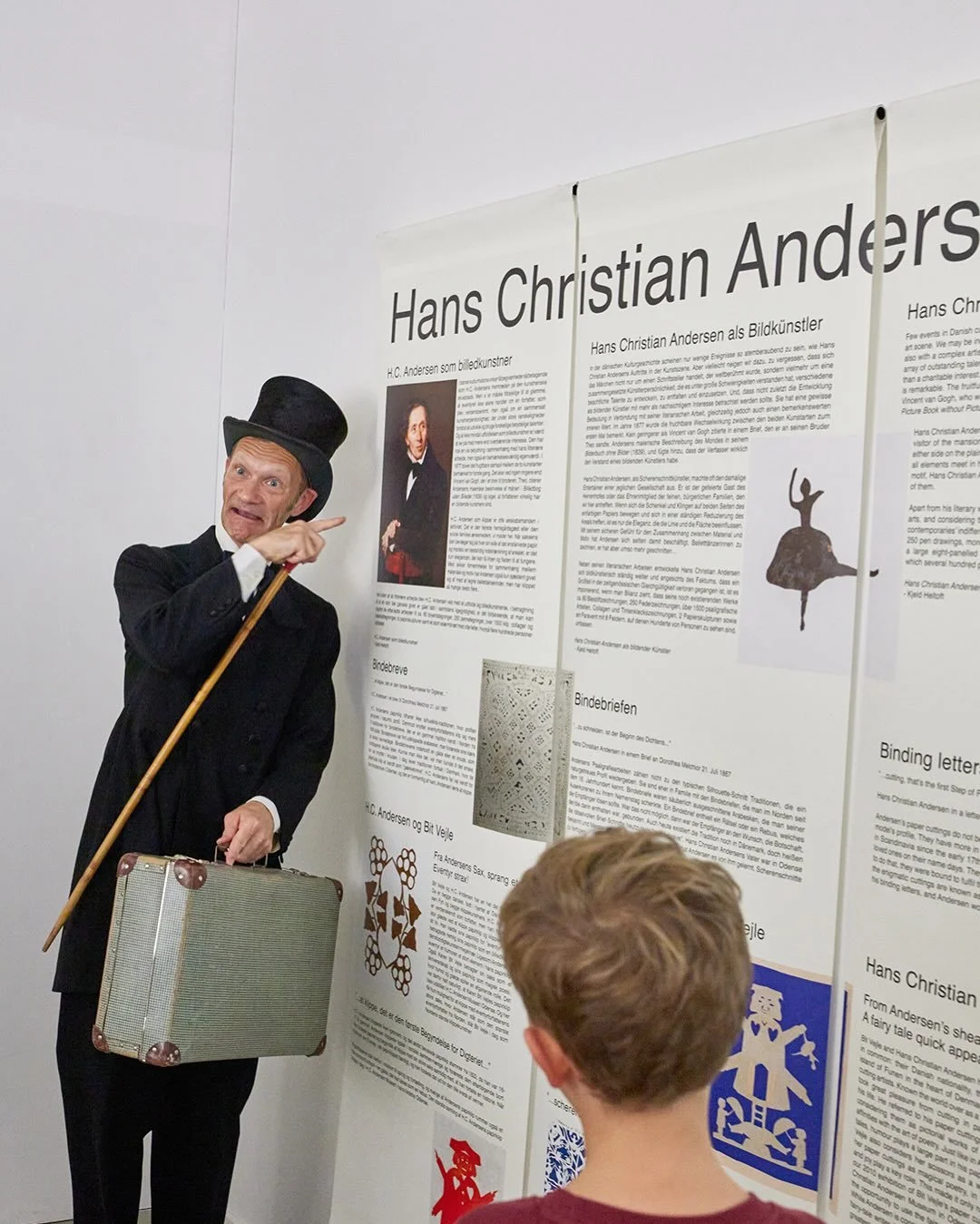 Du er inviteret til f&oslash;dselsdagsfest! 🇩🇰
&nbsp;
Om pr&aelig;cis en uge den 2. april fejrer vi H.C. Andersens f&oslash;dselsdag p&aring; Museum for Papirkunst, og du er inviteret til at opleve dramatiserede opl&aelig;sninger af Andersens ber&o