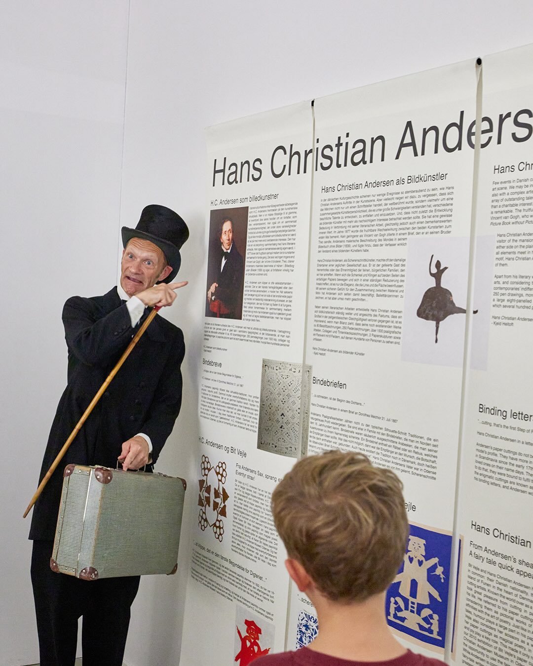 Du er inviteret til f&oslash;dselsdagsfest! 🇩🇰
&nbsp;
Om pr&aelig;cis en uge den 2. april fejrer vi H.C. Andersens f&oslash;dselsdag p&aring; Museum for Papirkunst, og du er inviteret til at opleve dramatiserede opl&aelig;sninger af Andersens ber&o