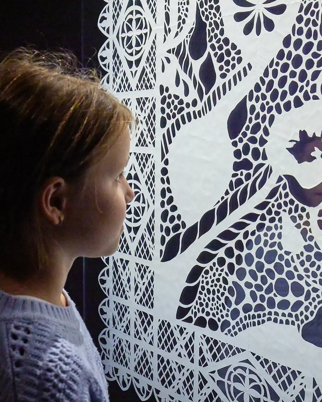 Tr&aelig;k vejret ind og fordyb dig i kunsten.
 
P&aring; Museum for Papirkunst hylder vi tid og ro til eftertanke. Vi &oslash;nsker, at museet skal v&aelig;re et &aring;ndehul, hvor fordybelse og refleksion er i centrum. Et sted, hvor du kan stoppe 