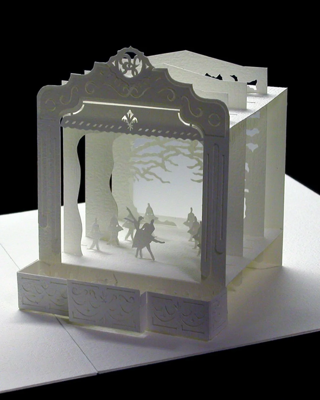 Har du oplevet Momois magi?
 
Den japanske kunstner Hiroko Momois v&aelig;rker er fantastiske eksempler p&aring; papirkunst med r&oslash;dder i den japanske kirigami-tradition. Kirigami betyder at sk&aelig;re i papir. Kunsth&aring;ndv&aelig;rket mind