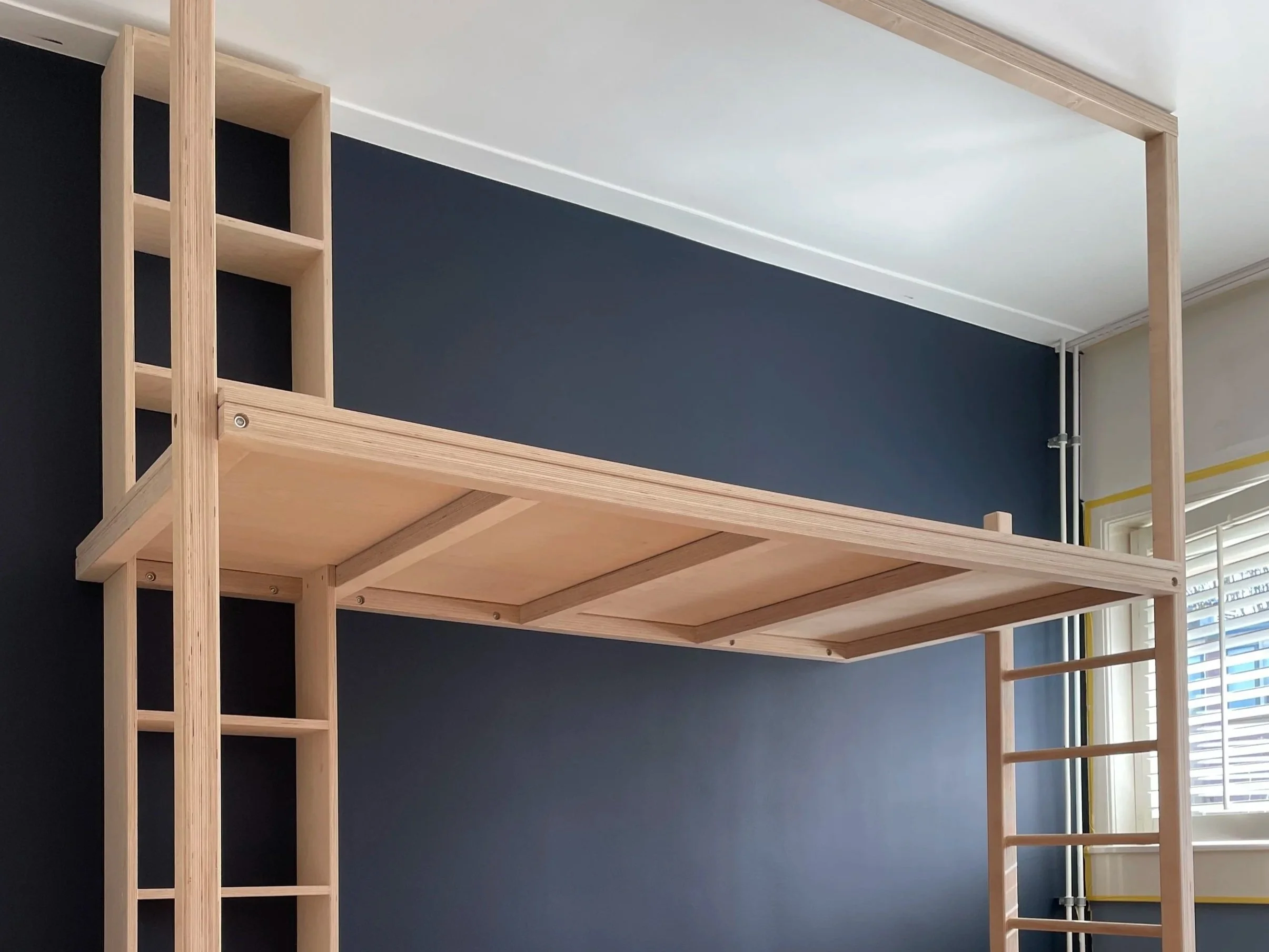 kinderkamer met speelplateau