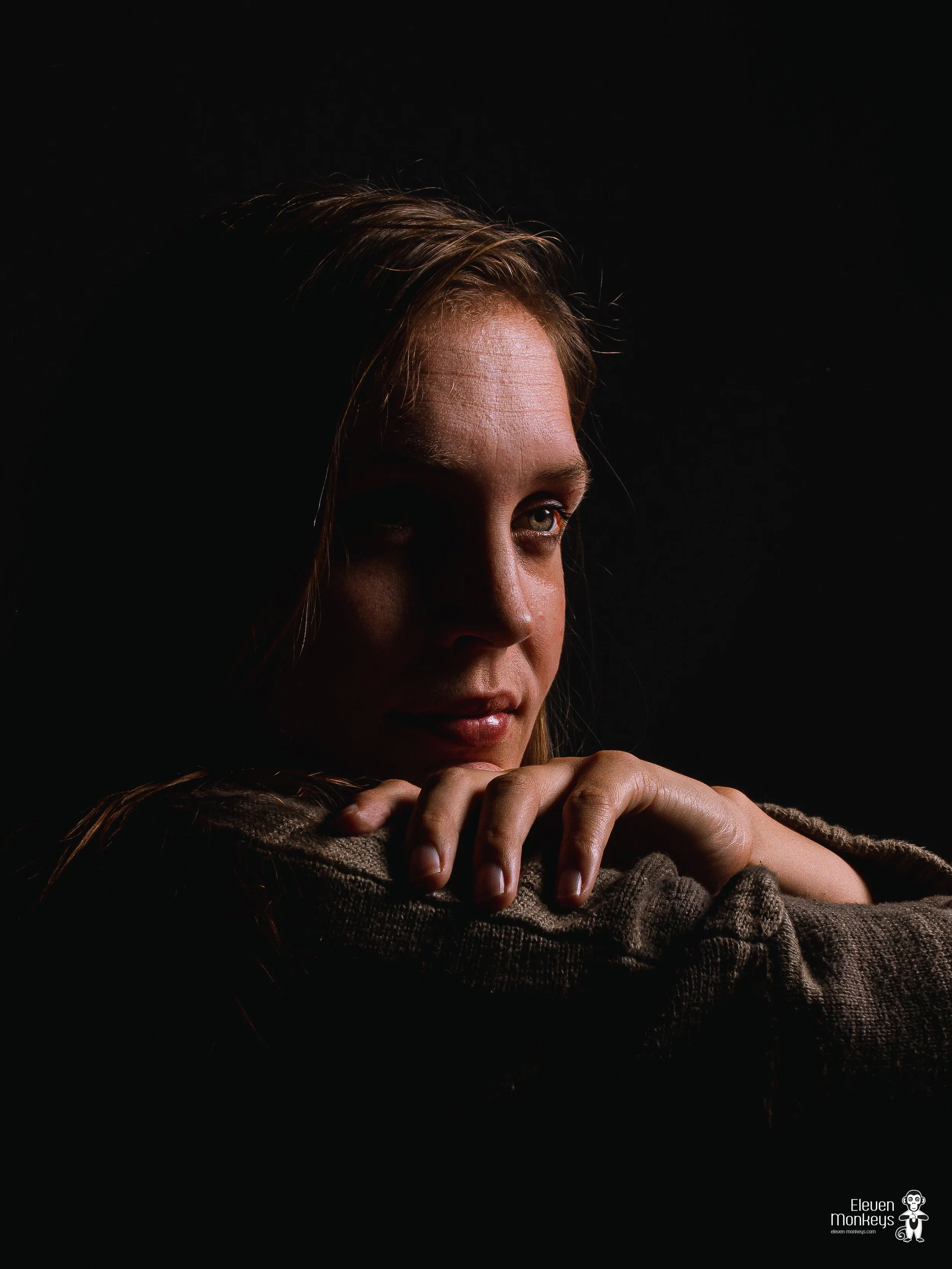 Portret van vrouw in de studio- door Eleven Monkeys