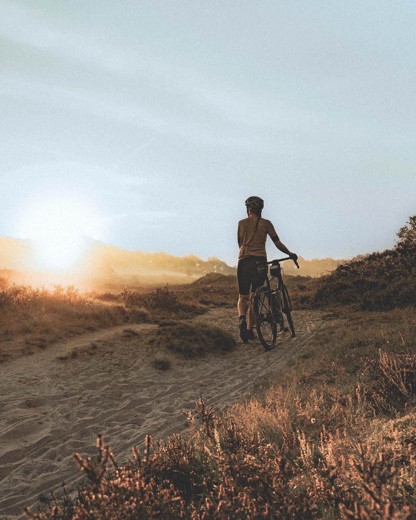 Goodmorning world ☀️❤️🚴&zwj;♀️🙏🏻

#sunrisephotography #bikepacking #mustgetoutdoors #igtravel #naturephotography #hikemore #fantastic_earth #ourplanetdaily #enjoylife #orvelte #drenthe #hikingculture #goldenhour #silence #peaceofmind #goodmorningw