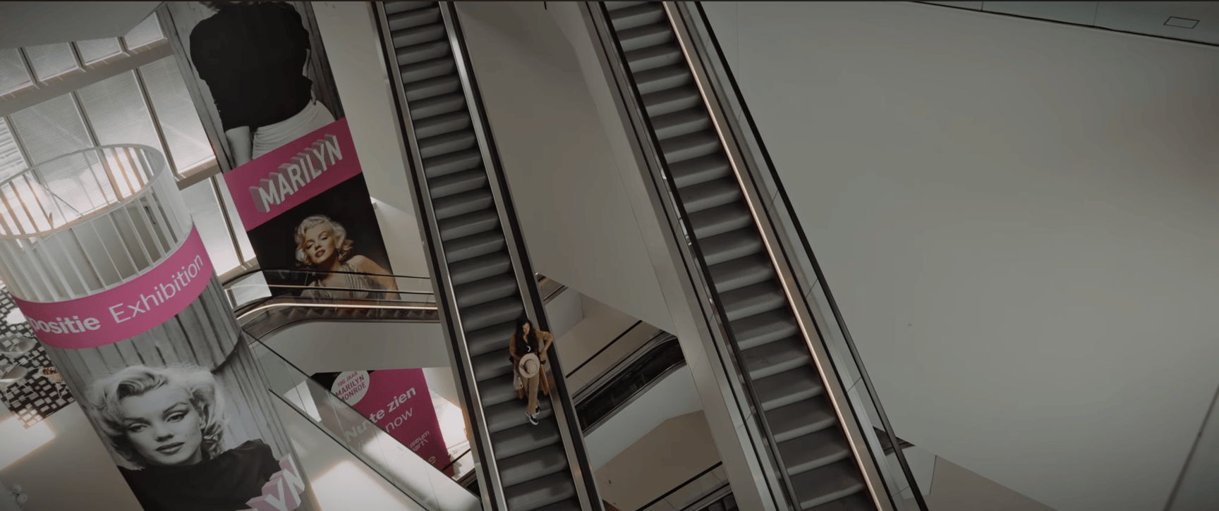 Een wide shot plaatst het karakter in relatie tot zijn omgeving; door iemand klein in beeld te brengen tegenover een grote ruimte kan een gevoel van kwetsbaarheid, eenzaamheid, vrijheid of verwondering ontstaan.