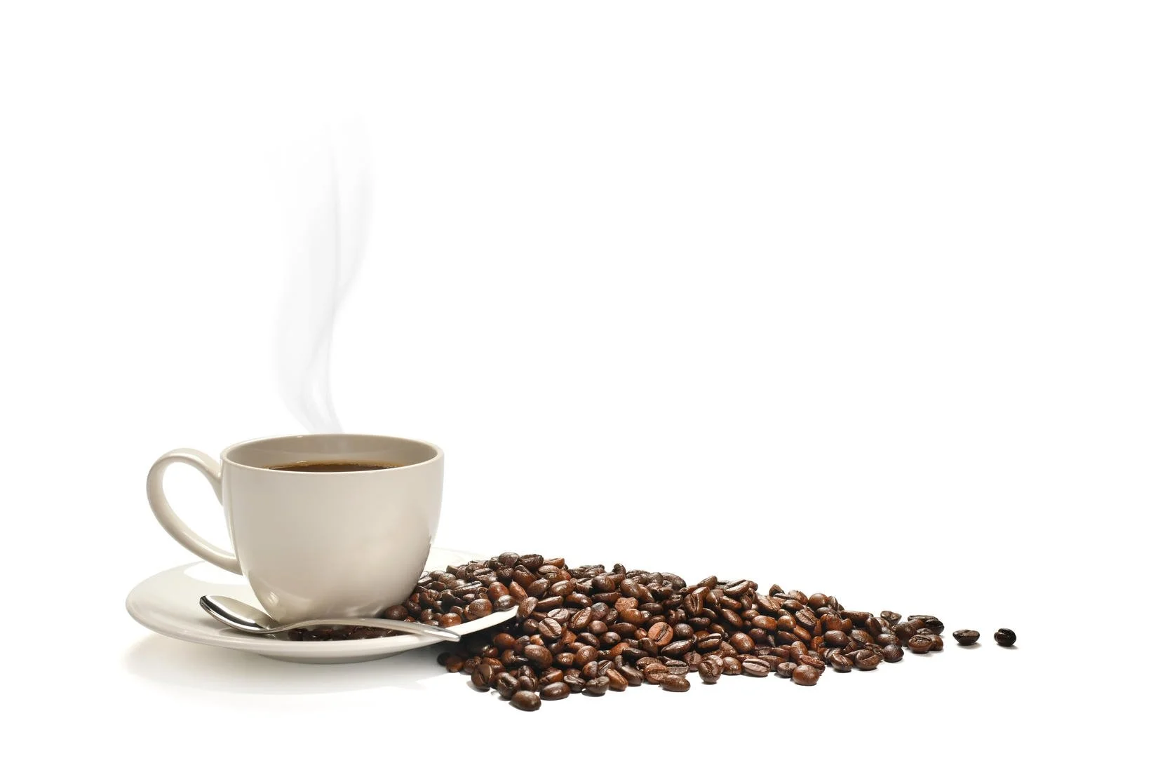 Een witte kop koffie met stoom die opstijgt, omringd door koffiebonen op een witte achtergrond.