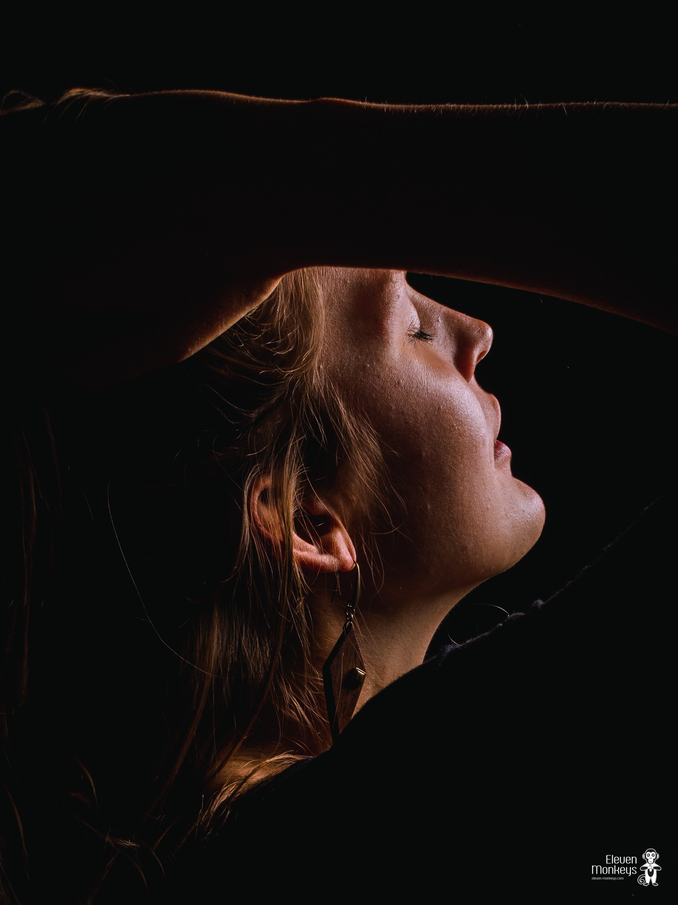 Portret van vrouw in de studio- door Eleven Monkeys
