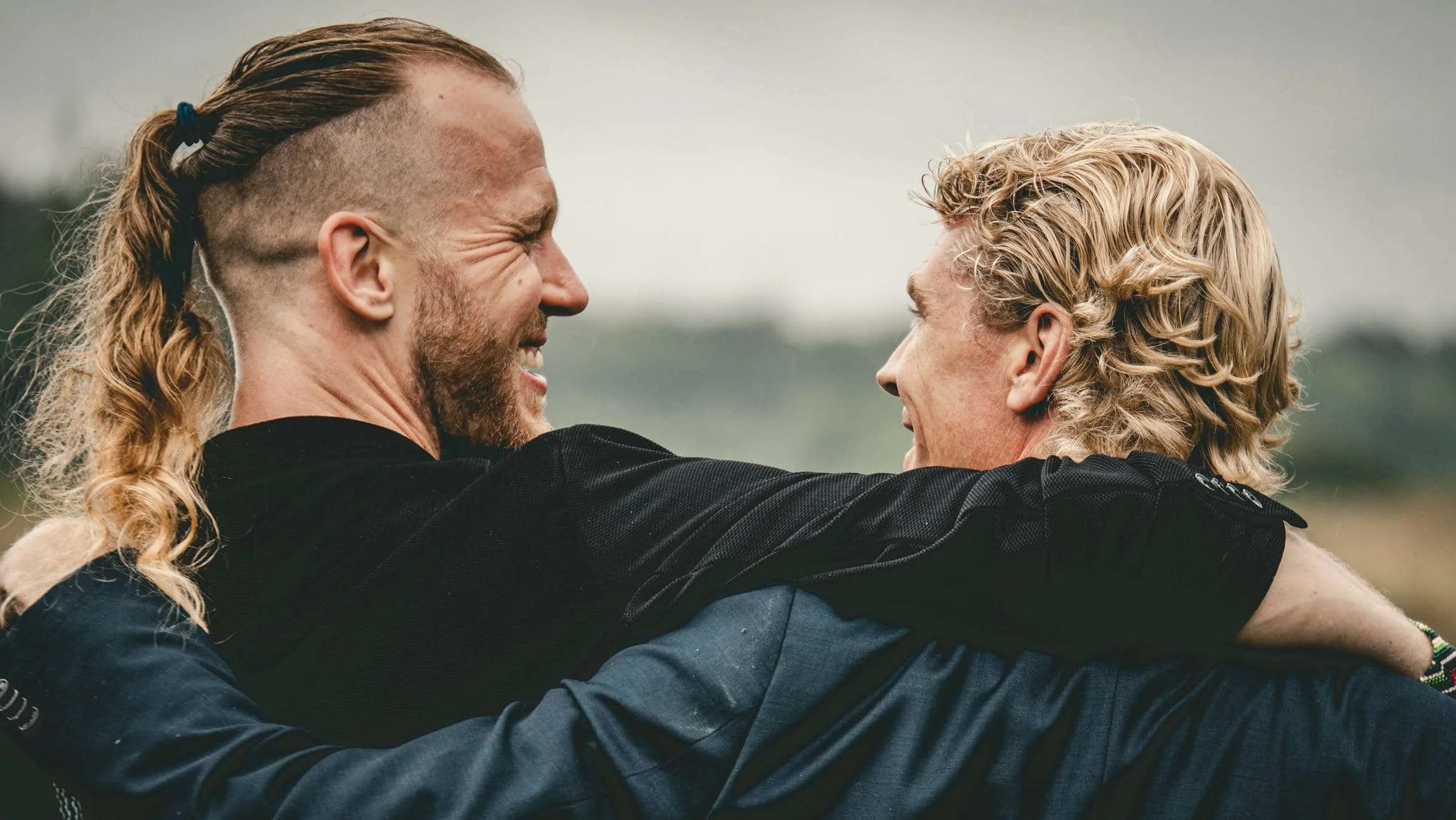 De beperkte scherptediepte haalt de twee personen los van hun omgeving, waardoor hun onderlinge verbinding en emotionele moment centraal komen te staan.