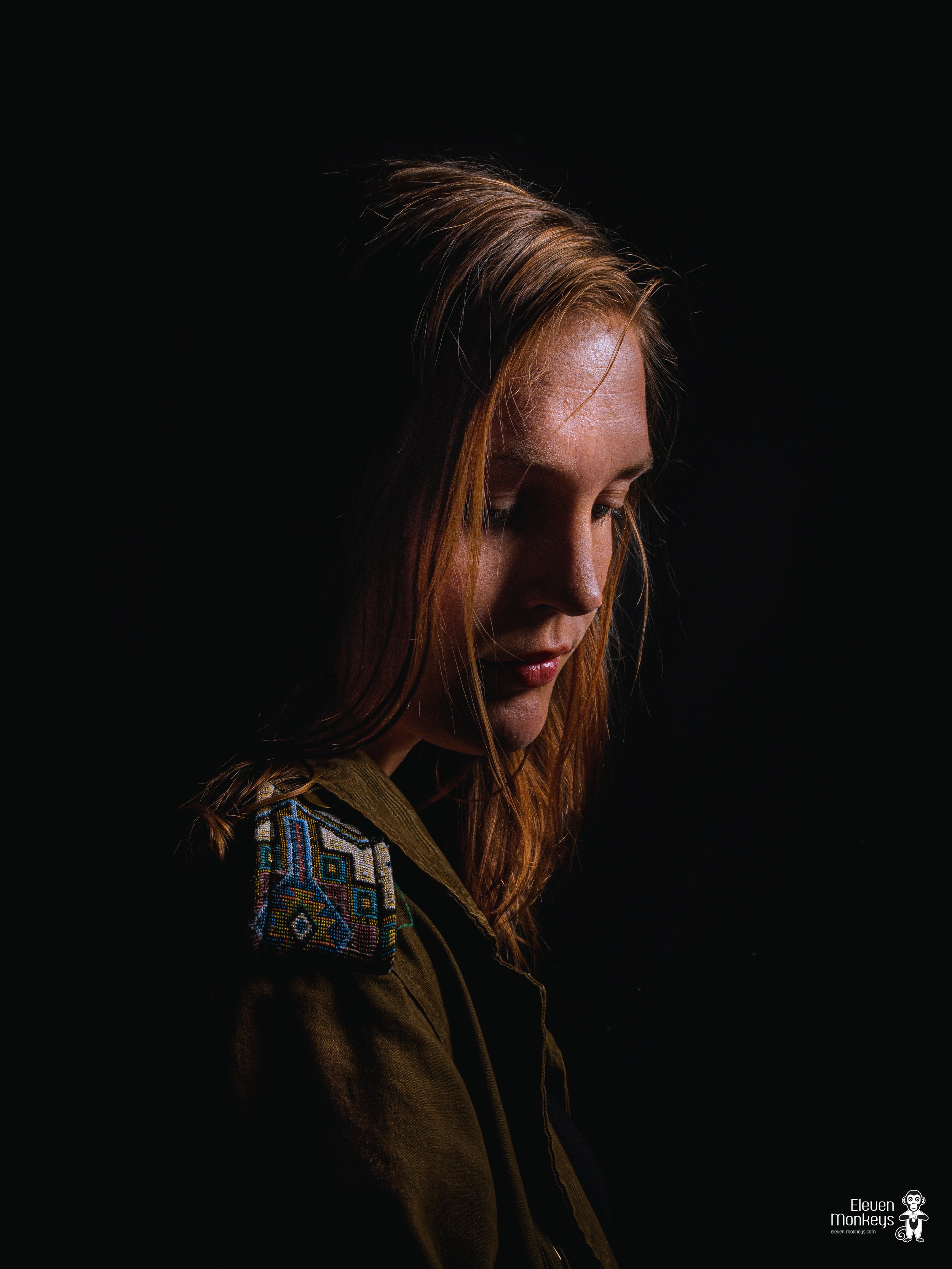 Portret van vrouw in de studio- door Eleven Monkeys