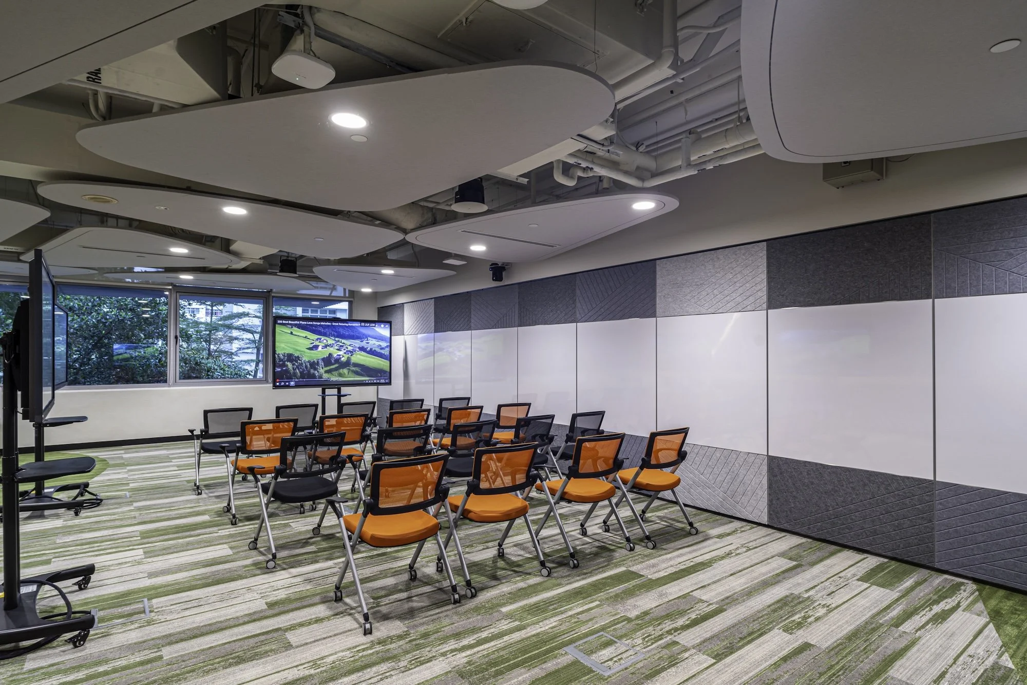 Another flexible seminar room at the Civil Service College that has been retrofitted with innovative acoustic baffles