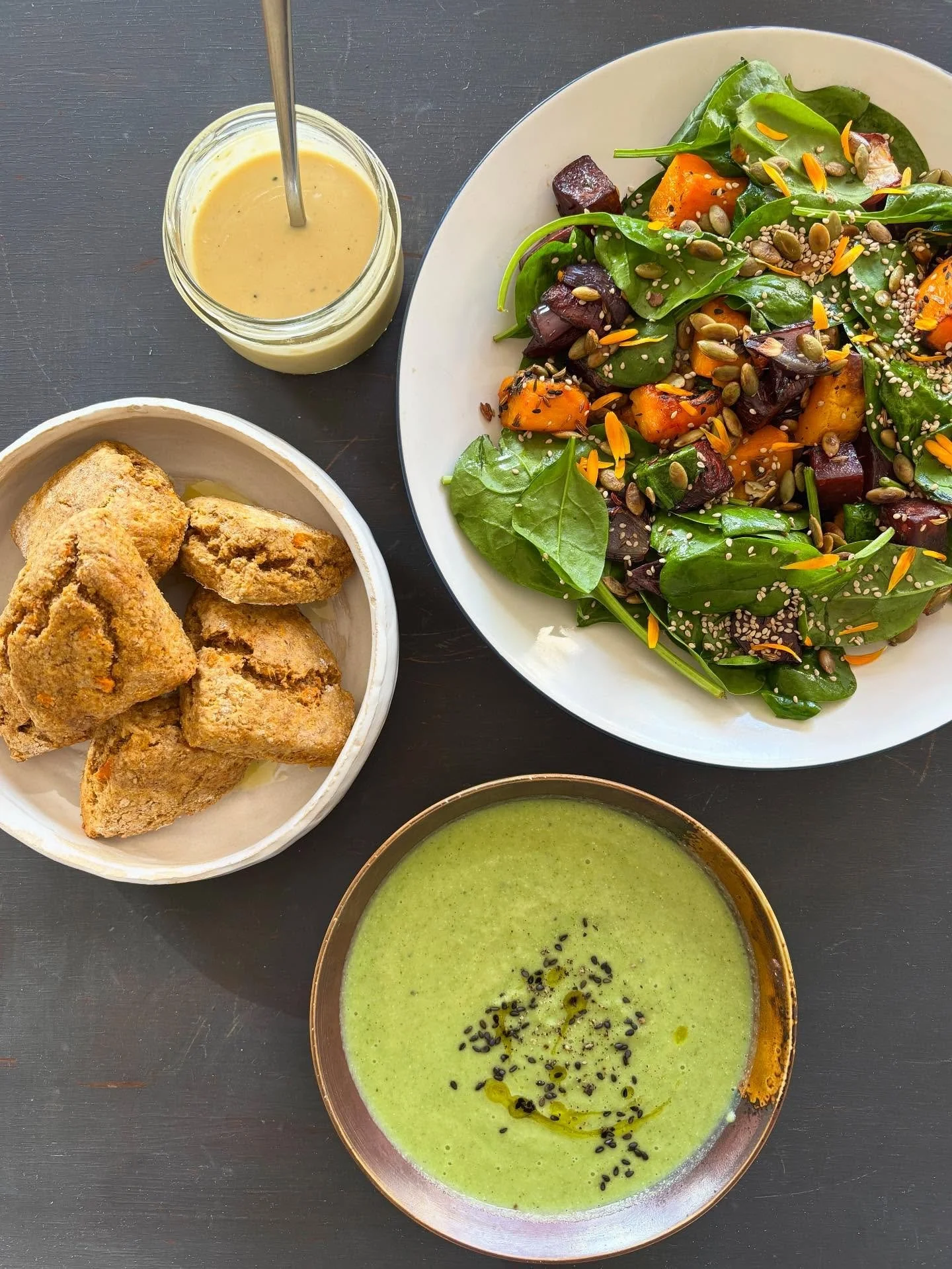 The tastiest retreat style lunch…
.
Roasted roots salad with toasted seeds, calendula, & ginger tahini dressing, creamy broccoli & seed soup plus sweet potato & spelt scones ππΌ
.
.
#retreat #retreatlife #retreatchef #retreatcheft