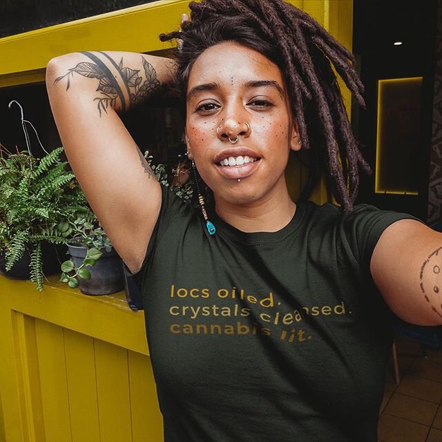Yaaassss 🙌🏾🙌🏾🙌🏾
Shirt available in shop.
Link in bio.
#locs #crystals #cannabis