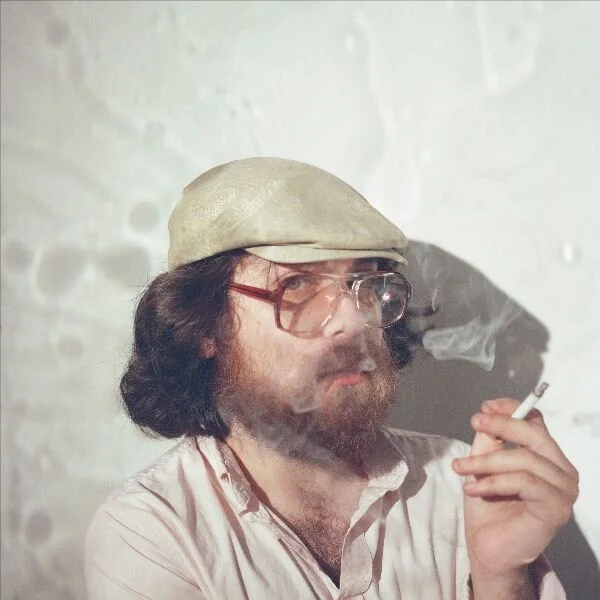 Alex Izenberg vender tilbage, efter fire år, med ny sang ‘Disraeli Woman’