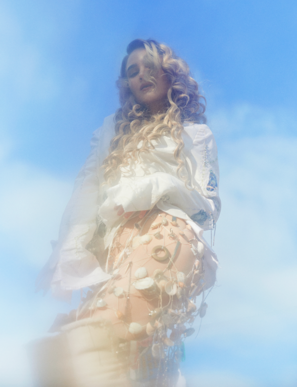 Becky and the Birds udgiver i dag sin nye single ’Paris’ - en teaser fra hendes kommende EP, ude d. 12 juni.