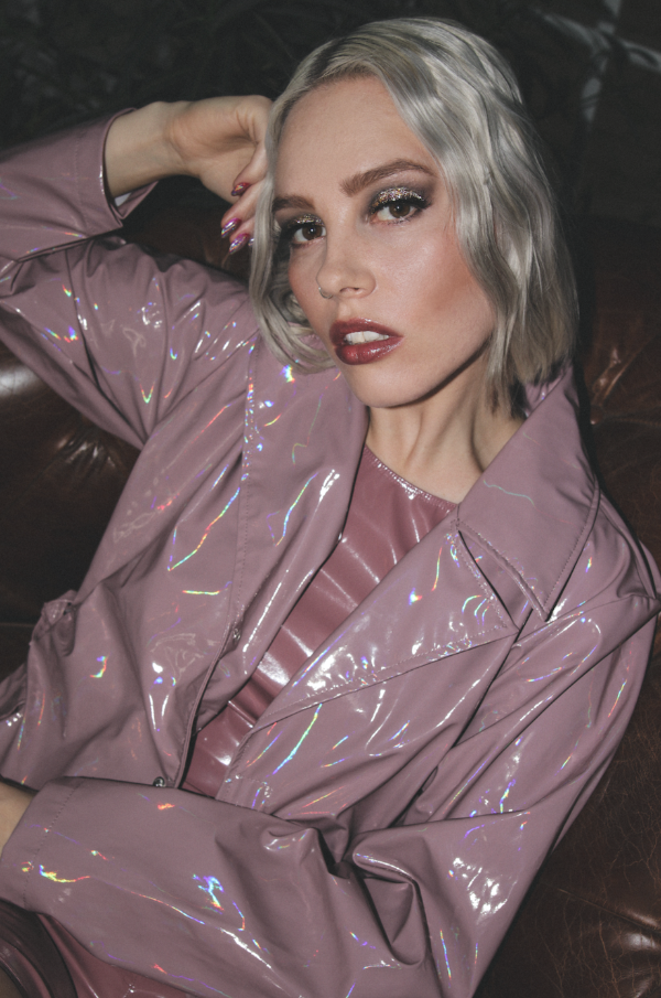 IVA drysser filtre på tilværelsen og udgiver singlen ’TRUST’ sammen med DIY selfie-video