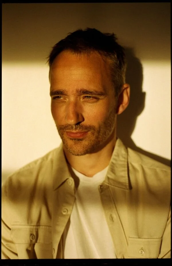 Blod, sved og grå hår   - Popsnedkeren, der næste år kan se tilbage på 20 år som succesfuld musiker, udsender 30. oktober et helt nyt album og varsler mere ny musik lige om hjørnet. 