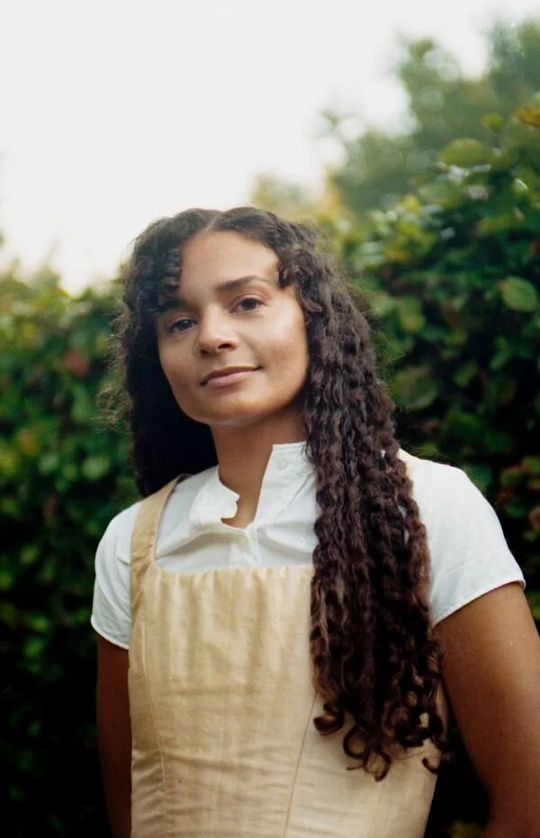 Danske Erika de Casier signer med 4AD og udgiver ny single