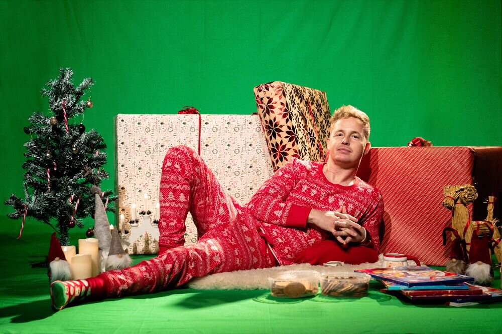 Tobias sætter fokus på dobbeltheden i julens illusioner og traditioner i musikvideo til ’Christmas Night’