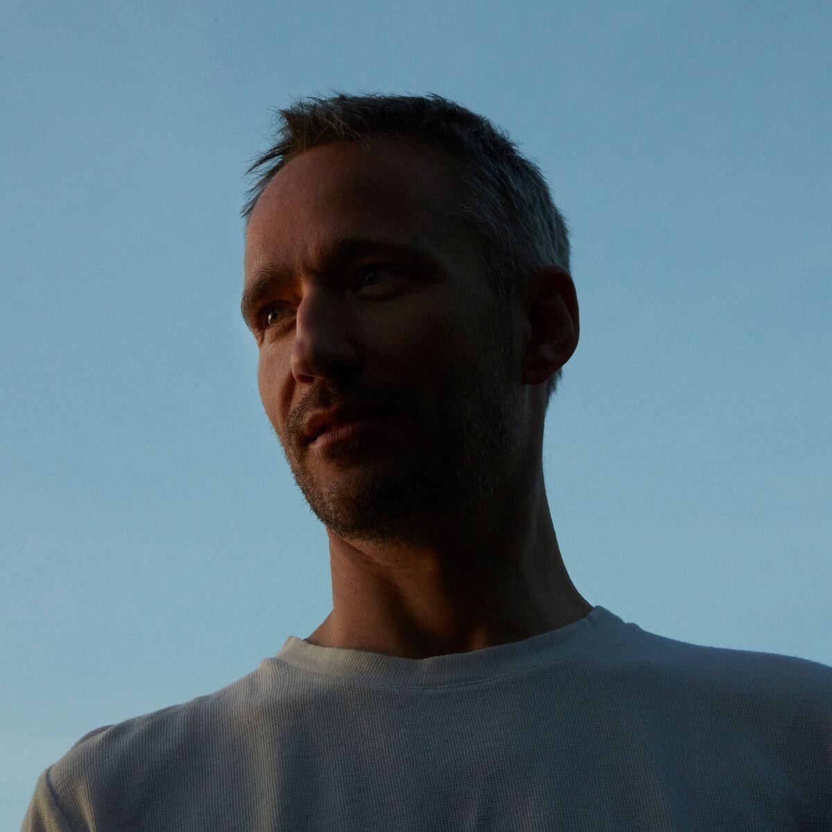 Rasmus Walter annoncerer ny single, nyt album dette forår og samarbejde med UNICEF. Og samtidig fejre 20 år i musikkens tjeneste.