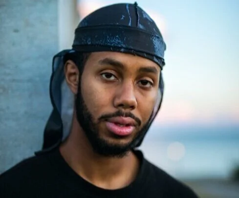 Poeten og sangskriveren Mustafa annoncerer debutalbum - When Smoke Rises udkommer d. 28/5  