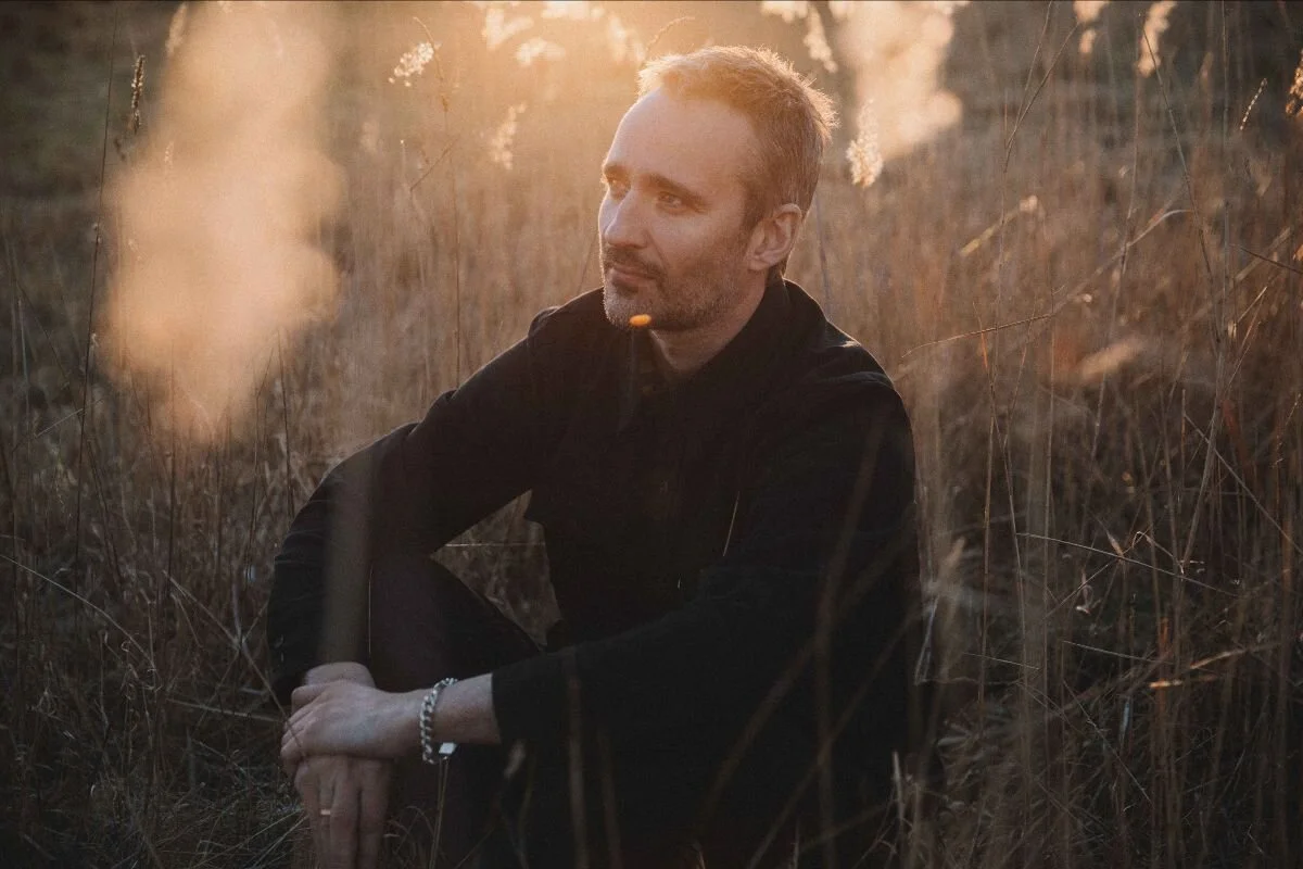 Rasmus Walter drømte om en rød lavthængende sol  - Ny sang, video, 20 års jubilæumskoncerter og helt nyt album til Juli.  