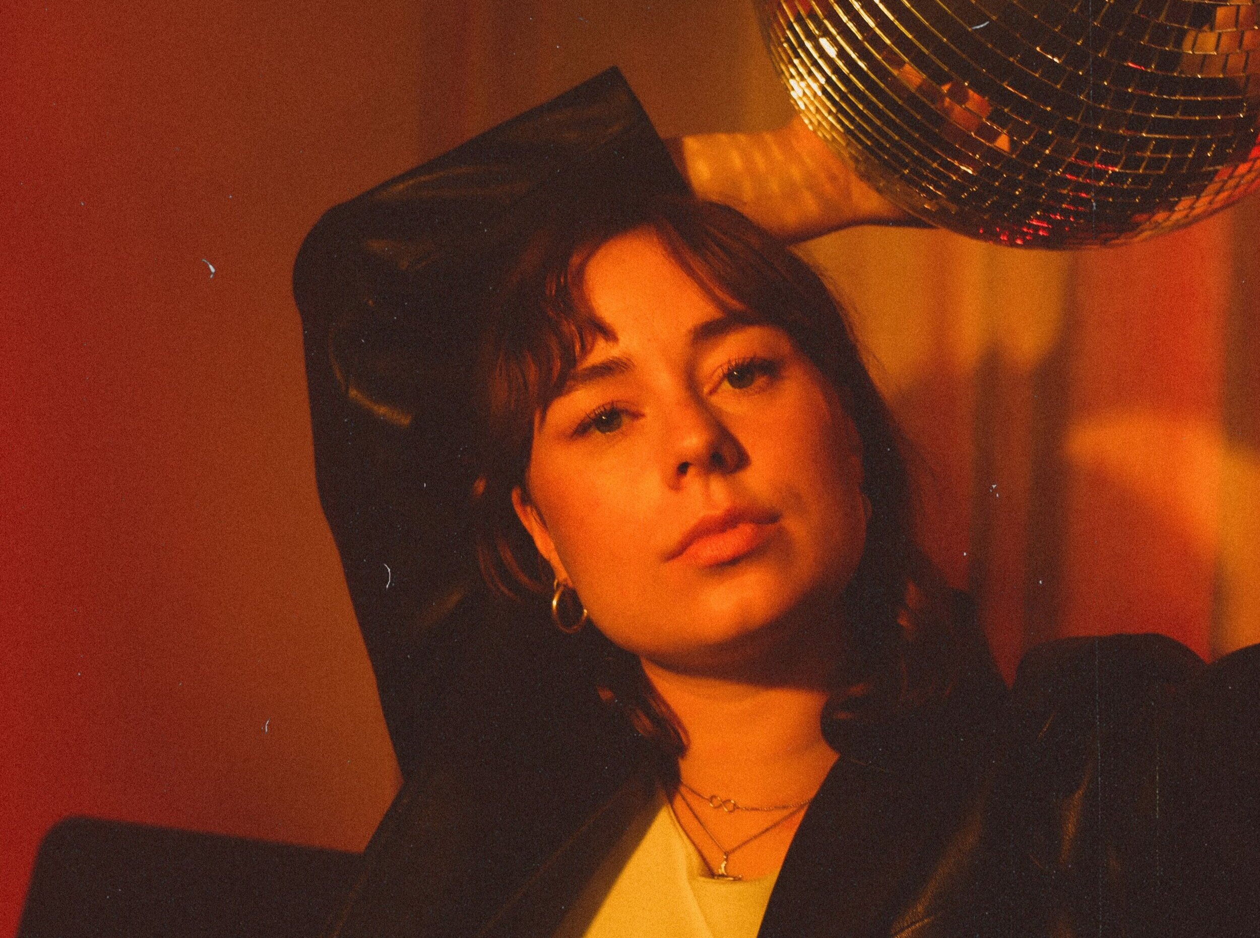 Julie Ellinor er tilbage med ny single og ny EP til efteråret.