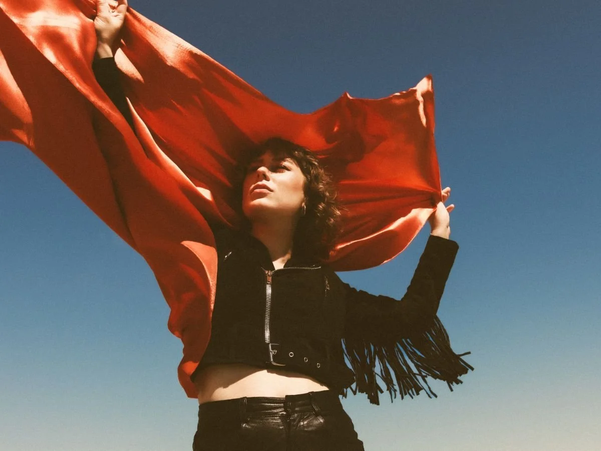 Julie Ellinor adresserer forholdets selviske ønsker på ny single