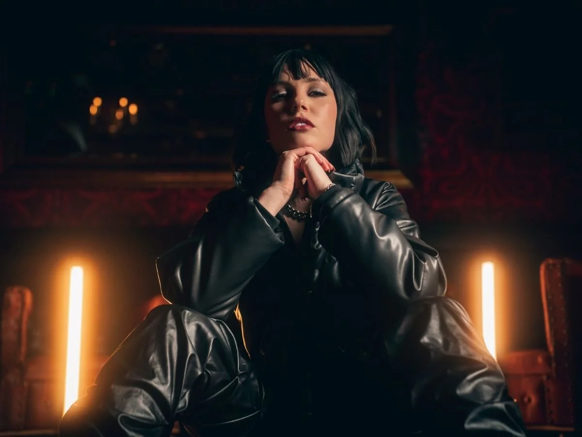 IVA queendom udgiver en stripped-down akustisk version af sin rock/pop debut-EP ‘CALL ME QUEEN’, hvor hun denne gang selv sidder bag klaveret.