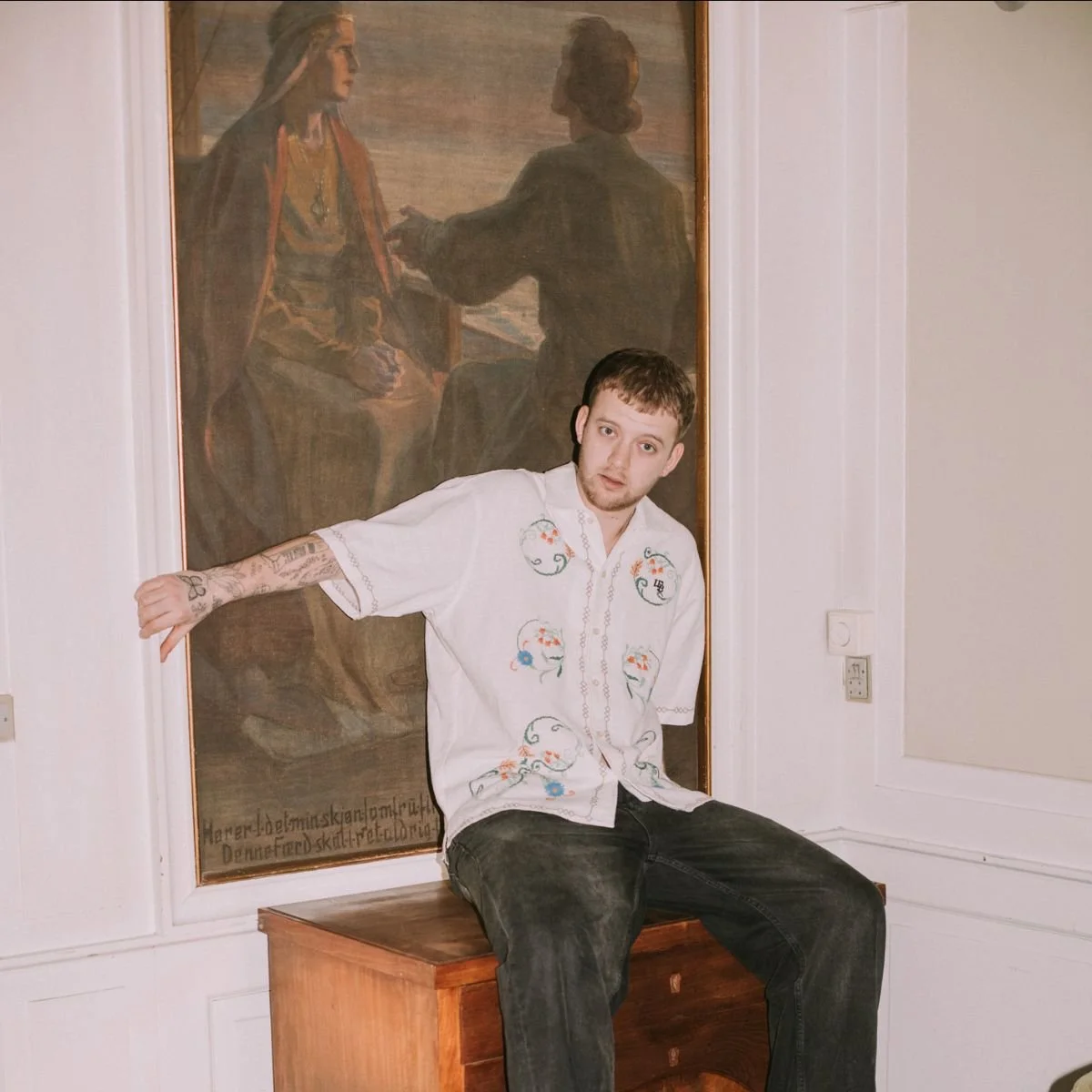 Anton Cornelius tager dig med ud at flyve på ny sang om euforiens op- og nedture – ’ude&amp;flyve’ ude nu