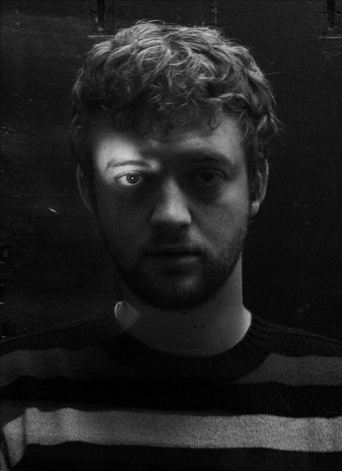 Anton Cornelius er ”1 LIV FRA AT DØ” på debut-EP af samme navn