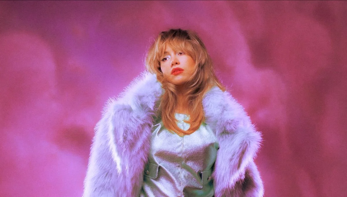 Suki Waterhouse annoncerer dobbeltalbum – Memoir of a Sparklemuffin er ude d. 13/9